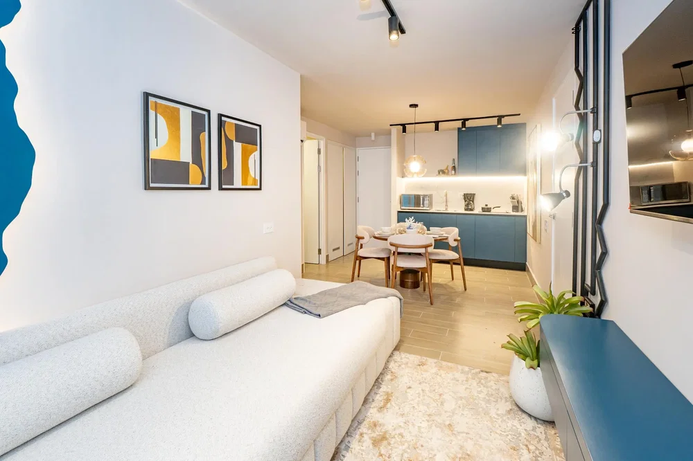 Salon; style moderne, carrelage, lumière naturelle, électroménager