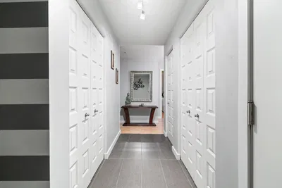 Cloakroom; tile floor, natural light