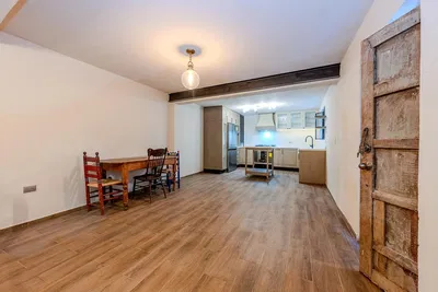 Kuhinja; pločice, prirodna svjetlost, moderan stil