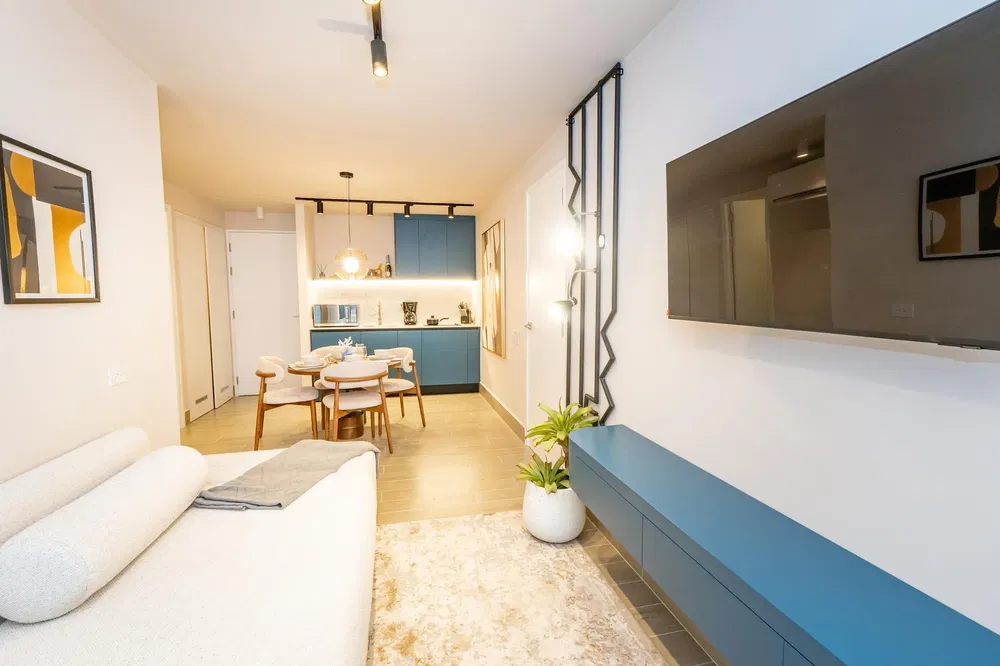 Soggiorno; stile moderno, pavimento in piastrelle, luce naturale, elettrodomestici