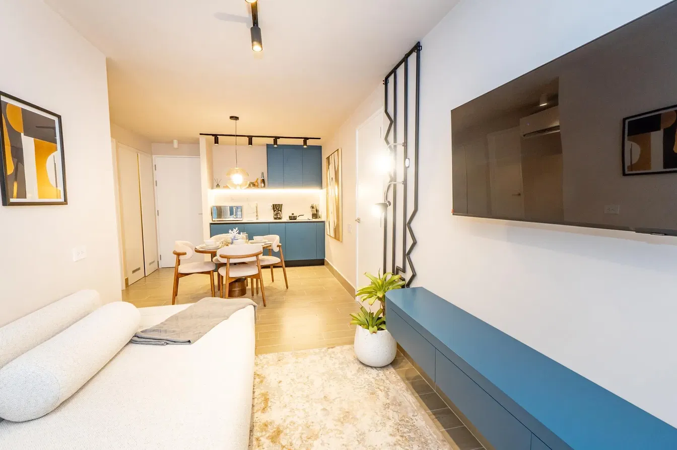 Soggiorno; stile moderno, luce naturale, pavimento in piastrelle