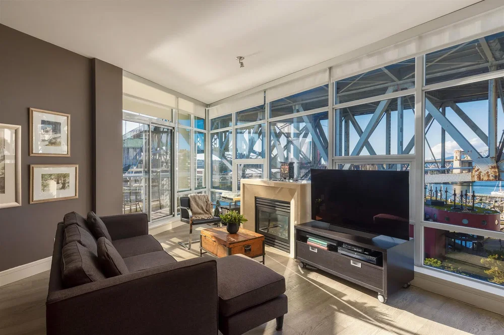 Kuhinja; kuhinjski aparati, drveni pod, prirodno svjetlo, moderni stil