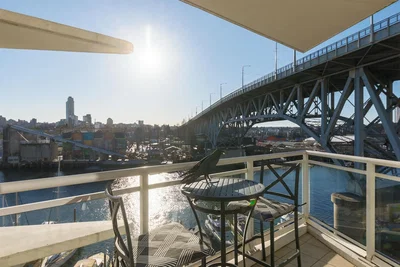 Kuhinja; kuhinjski aparati, drveni pod, prirodno svjetlo, moderni stil