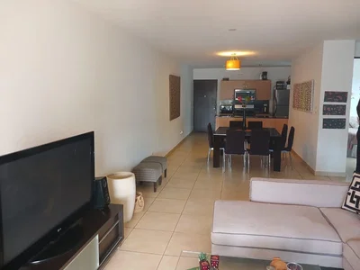 Obývací pokoj; dlažba, kuchyňské spotřebiče, přirozené světlo