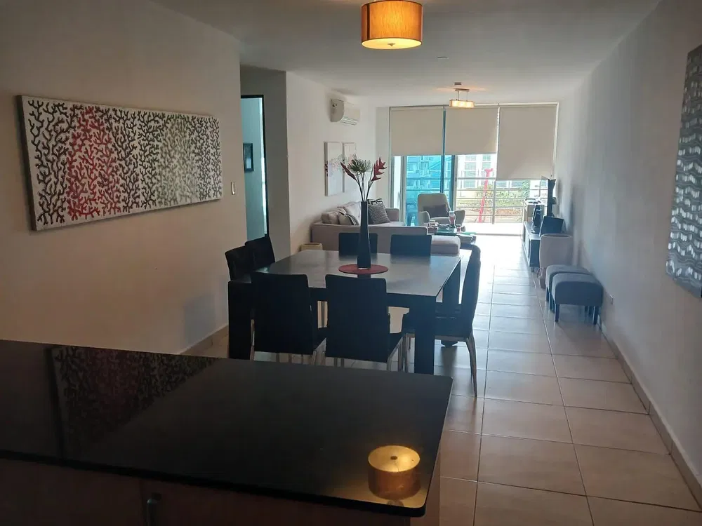 Obývací pokoj; dlažba, přirozené světlo