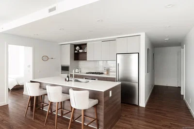 Cocina; electrodomésticos, luz natural, estilo moderno, suelo de madera