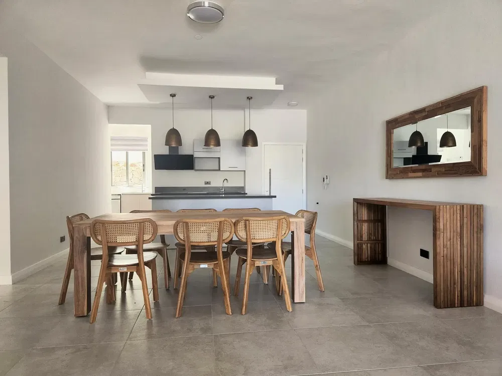 Wohnzimmer; fliesenboden, tageslicht, moderner stil