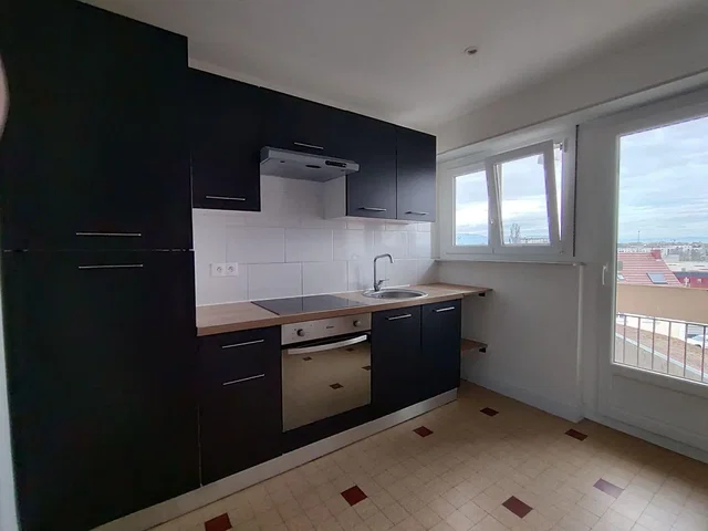 Cucina; elettrodomestici, vista, pavimento in piastrelle, luce naturale