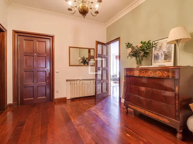 Camera; pavimento in legno, luce naturale, stile rustico