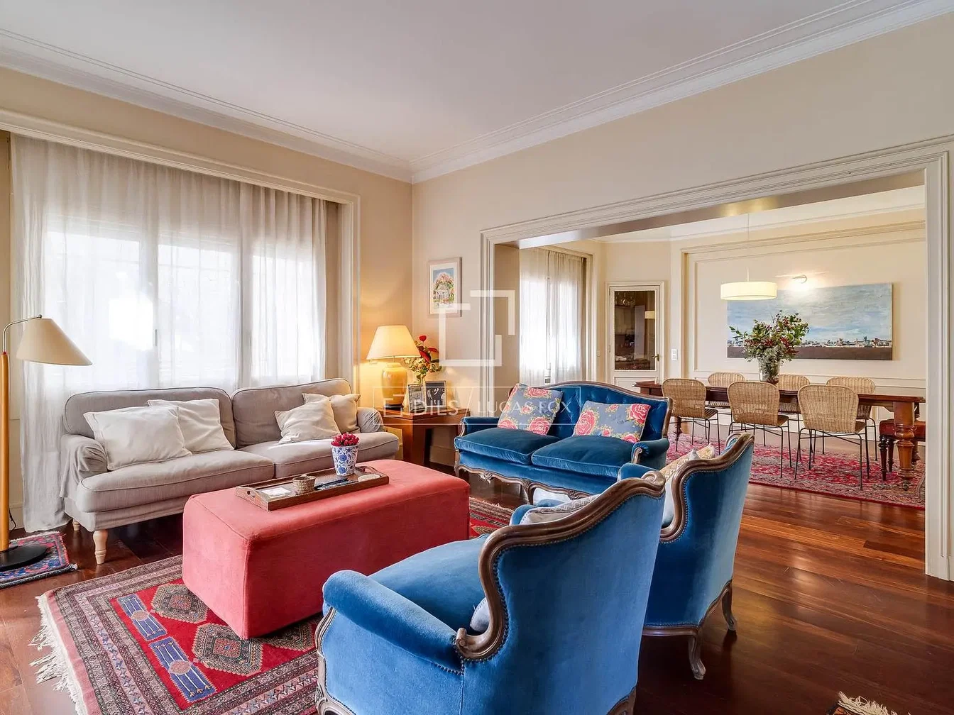 Oturma odası; doğal ışık, modern stil