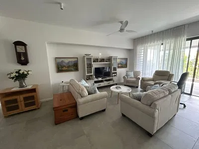 Oturma odası; doğal ışık, fayans zemin, modern stil