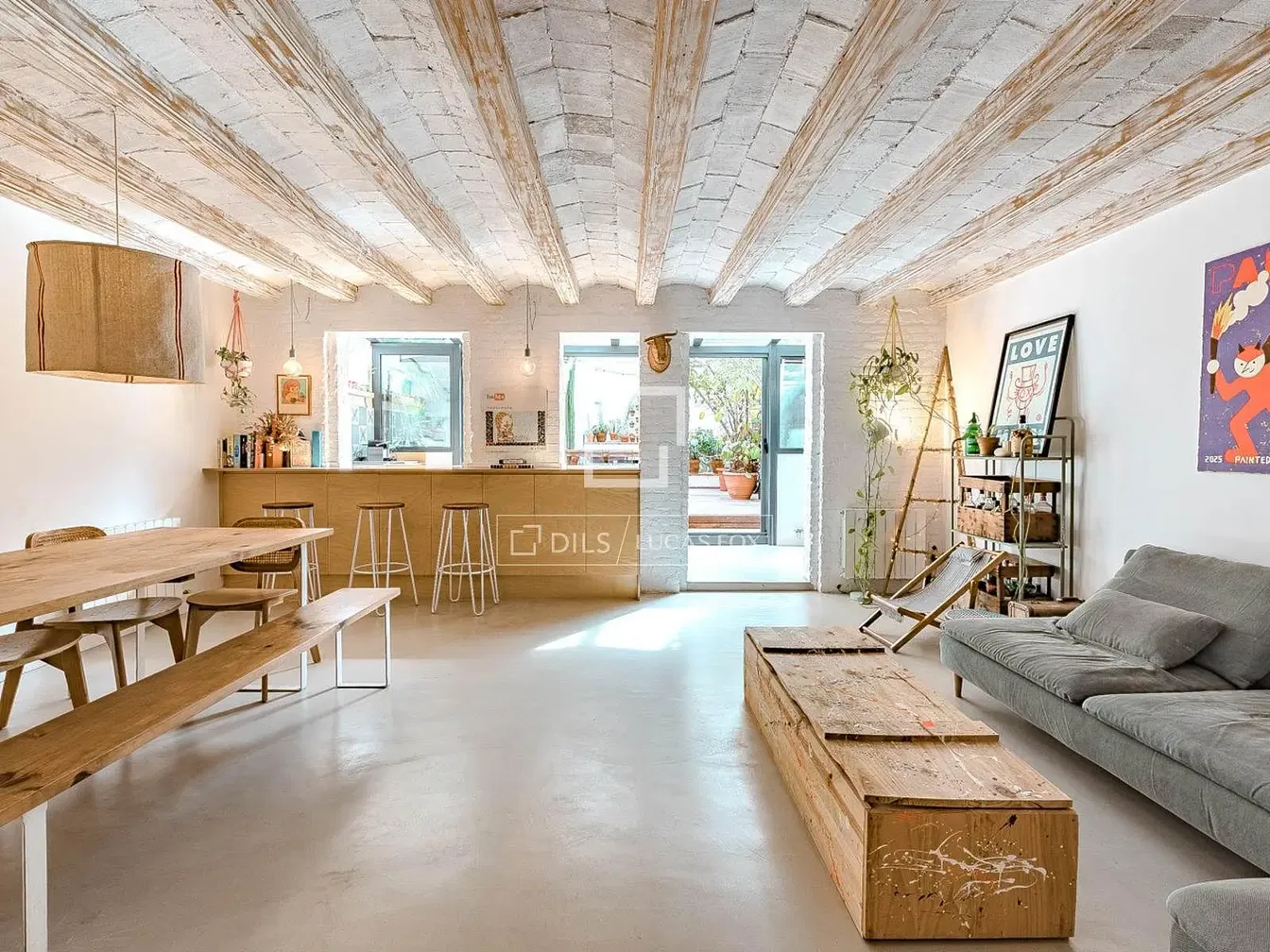 Obývačka; drevené trámy, prirodzené svetlo, moderný štýl, výhľad