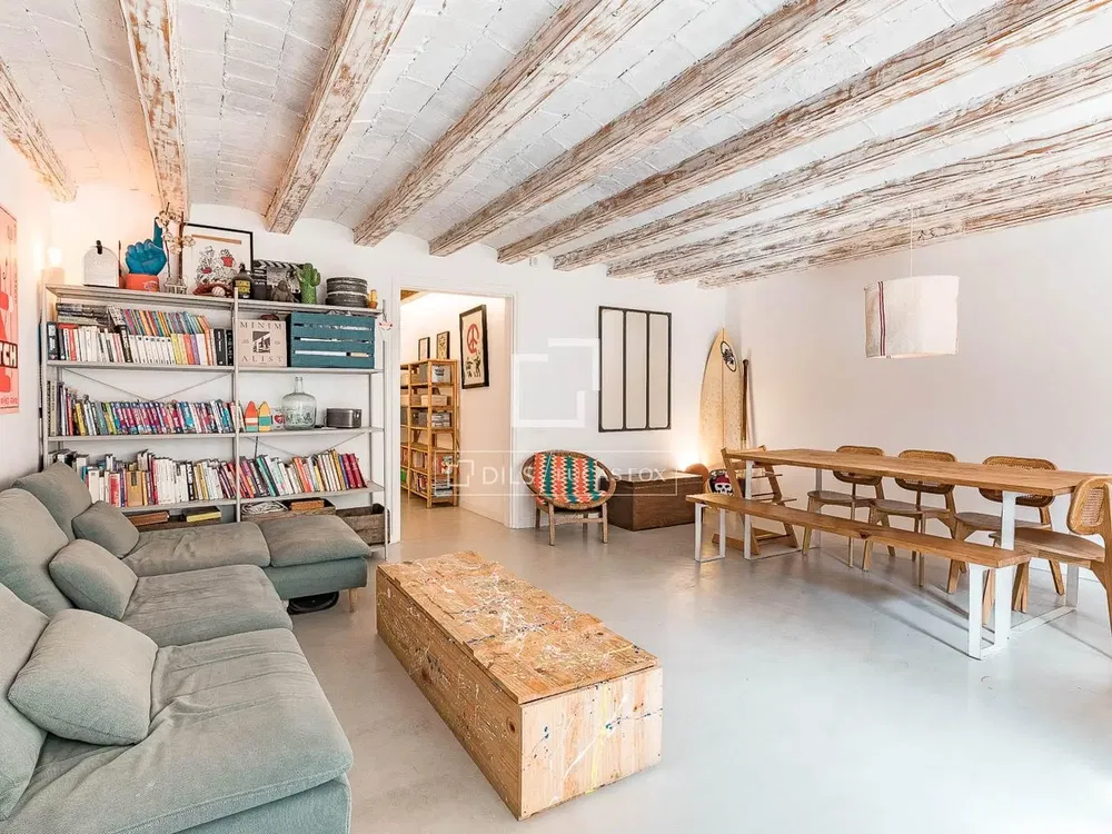 Obývačka; drevené trámy, prirodzené svetlo, moderný štýl