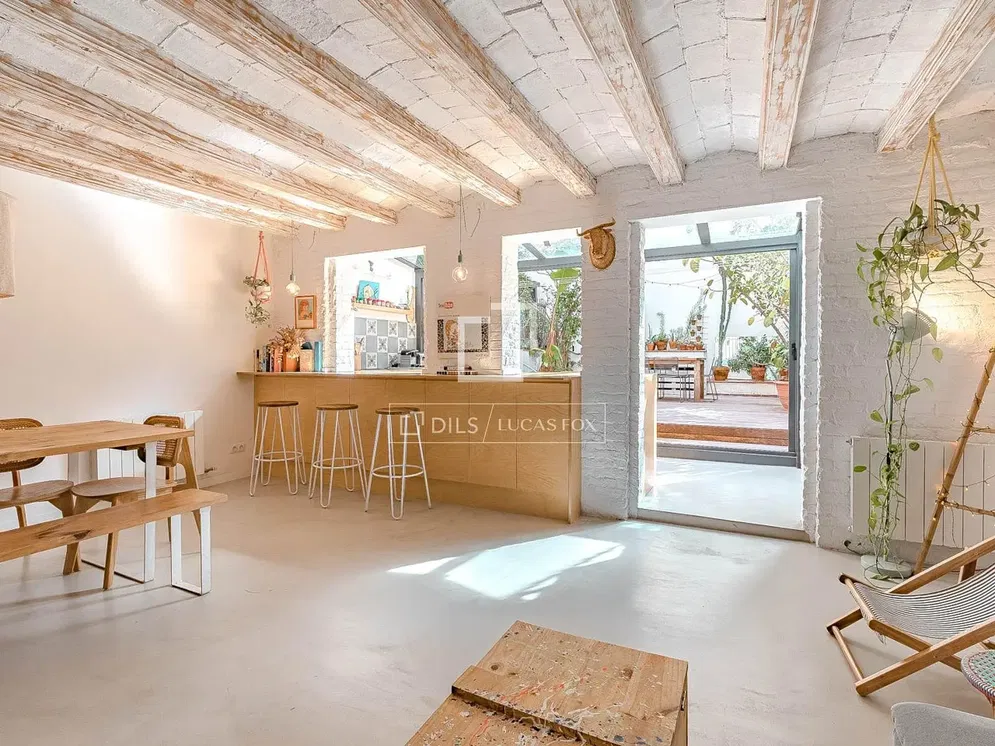 Kuchyňa; prirodzené svetlo, drevené trámy, rustikálny štýl, výhľad