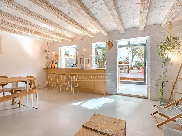 Cucina; luce naturale, travi in legno, stile rustico, vista