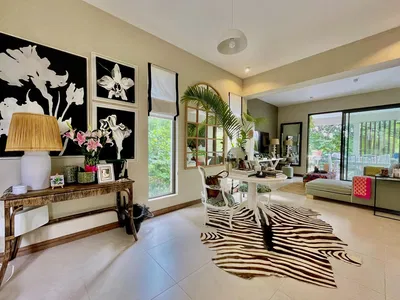 Wohnzimmer; tageslicht, moderner stil, fliesenboden