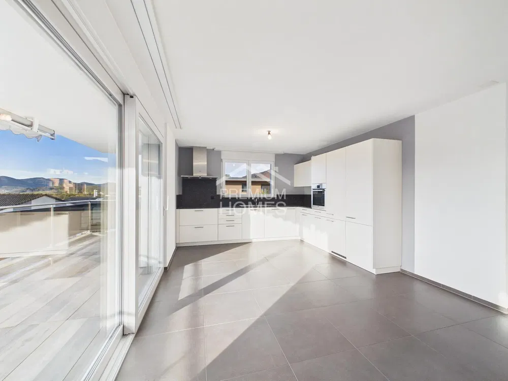 Cuisine; vue, carrelage, lumière naturelle, rénové