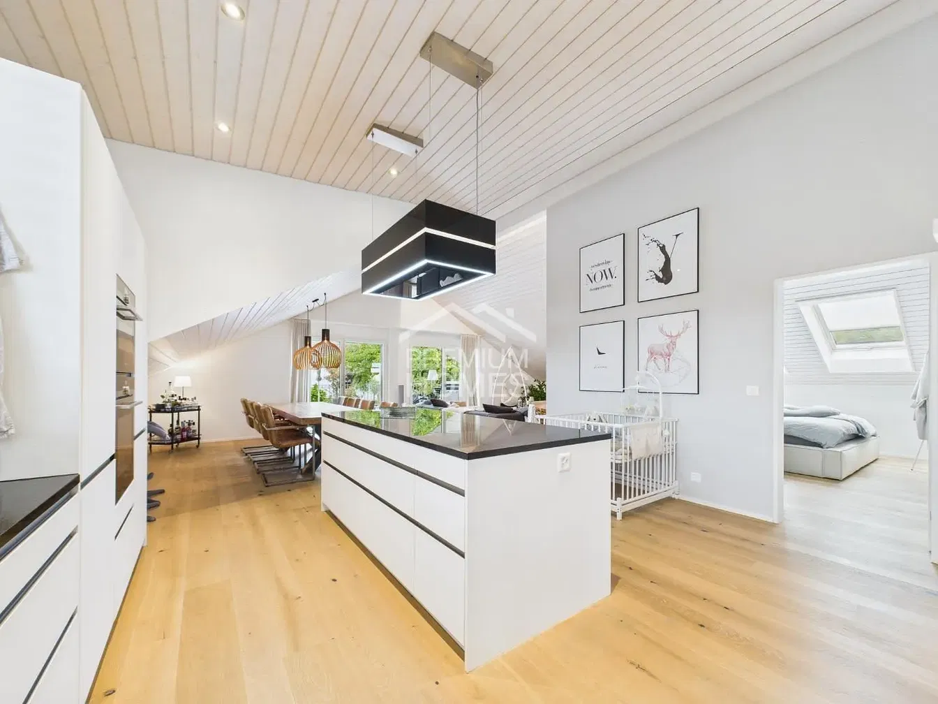 Κουζίνα; ξύλινο πάτωμα, φυσικό φως, μοντέρνο στυλ