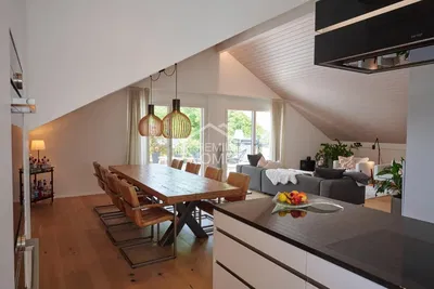 Σαλόνι; ξύλινο πάτωμα, φυσικό φως, μοντέρνο στυλ