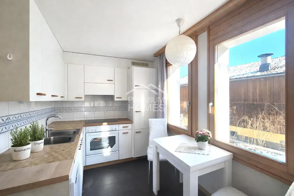 Κουζίνα; συσκευές κουζίνας, φυσικό φως, μοντέρνο στυλ