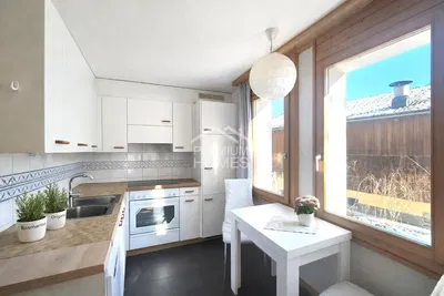 Κουζίνα; συσκευές κουζίνας, φυσικό φως, μοντέρνο στυλ