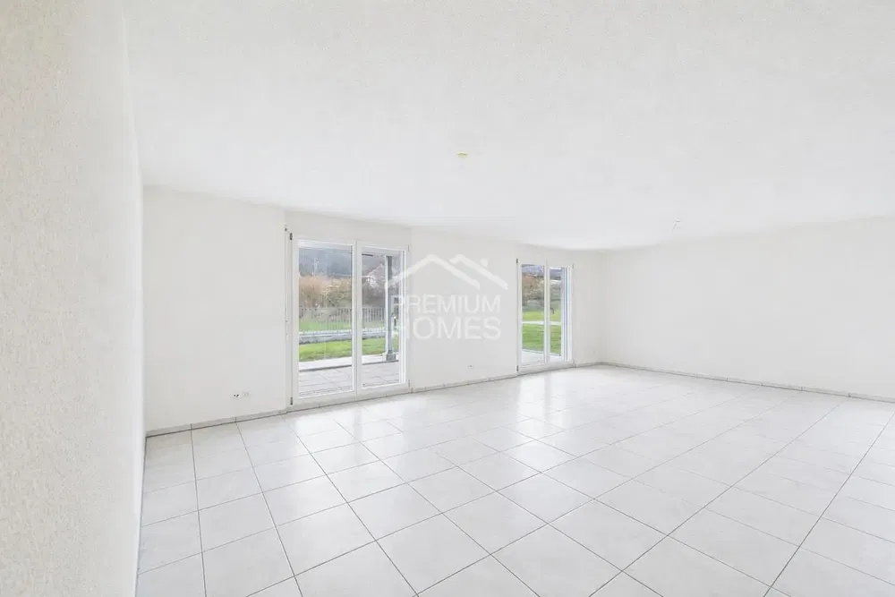 Obývačka; dlažba, výhľad, prirodzené svetlo