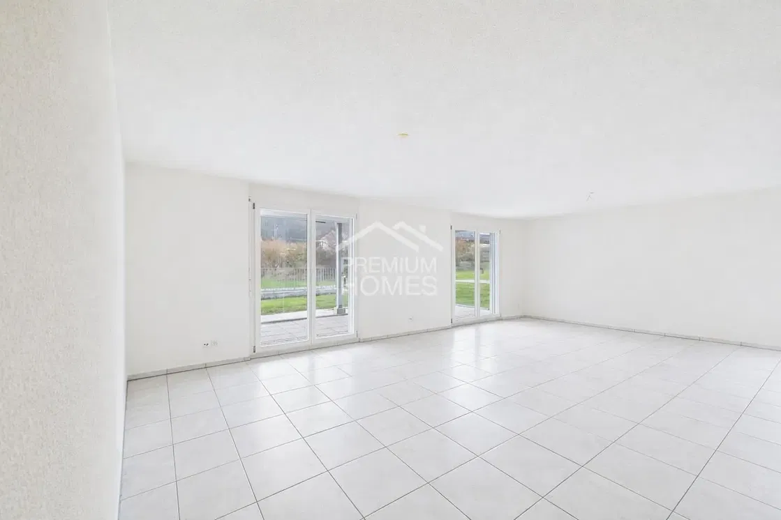 Obývačka; dlažba, výhľad, prirodzené svetlo