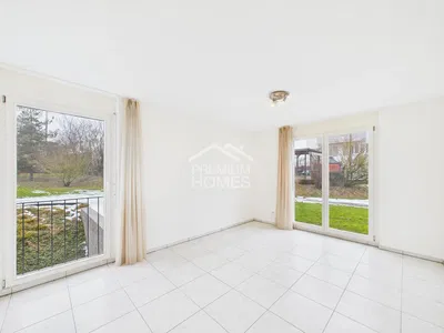 Obývačka; výhľad, dlažba, prirodzené svetlo