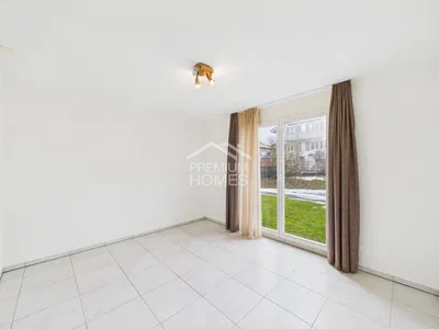 Obývačka; dlažba, výhľad, prirodzené svetlo