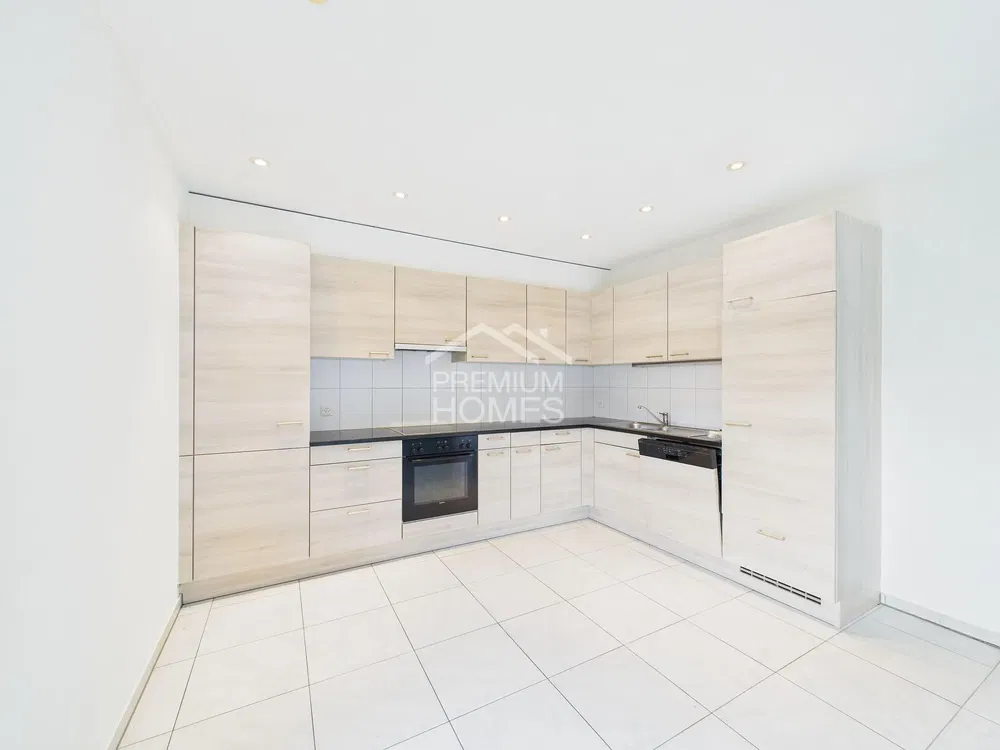 Kuchyňa; kuchynské spotrebiče, dlažba, po rekonštrukcii, prirodzené svetlo, moderný štýl