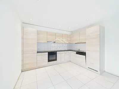 Kuchyňa; kuchynské spotrebiče, dlažba, po rekonštrukcii, prirodzené svetlo, moderný štýl