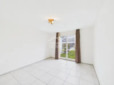 Obývačka; dlažba, výhľad, prirodzené svetlo