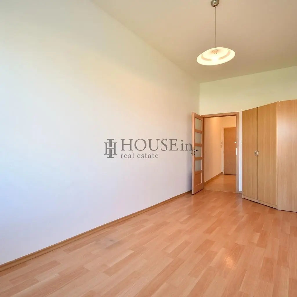 Yatak odası; ahşap zemin, doğal ışık