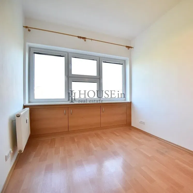 Oturma odası; doğal ışık, ahşap zemin, tadilatlı