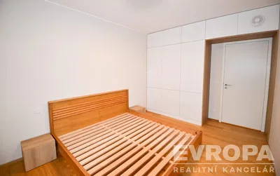 Спалня; дървен под, естествена светлина