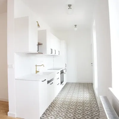 Mutfak; mutfak aletleri, doğal ışık, modern stil, fayans zemin