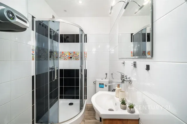 Badkamer; tegelvloer, natuurlijk licht, gerenoveerd