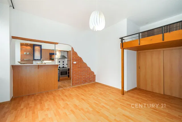 Woonkamer; houten vloer, natuurlijk licht