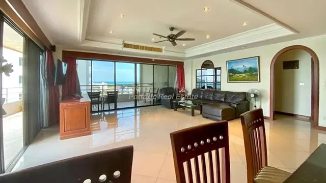 Oturma odası; manzara, fayans zemin, doğal ışık