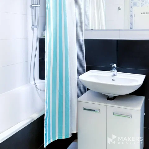 Salle de bain; carrelage, lumière naturelle, rénové