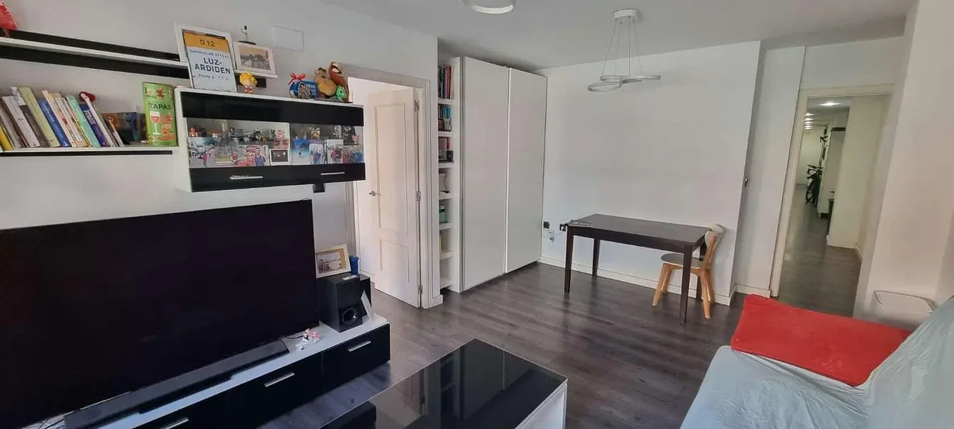 Σαλόνι; ξύλινο πάτωμα, φυσικό φως, μοντέρνο στυλ