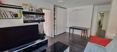 Σαλόνι; ξύλινο πάτωμα, φυσικό φως, μοντέρνο στυλ