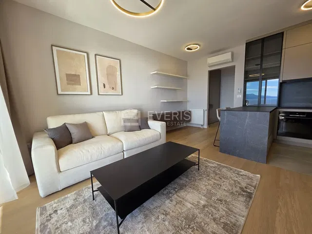 Wohnzimmer; blick, moderner stil, tageslicht, renoviert