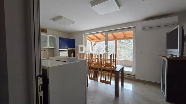 Mutfak; mutfak aletleri, fayans zemin, doğal ışık, manzara