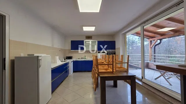 Mutfak; mutfak aletleri, fayans zemin, doğal ışık, manzara