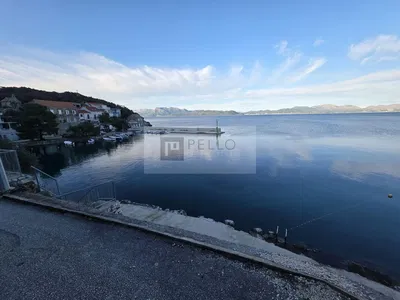 Maison et environs; vue