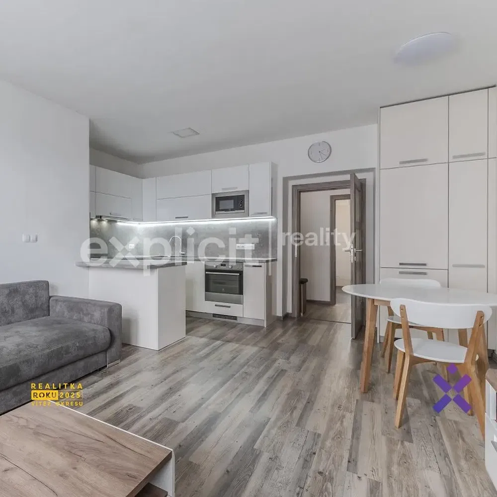 Salon; styl nowoczesny, podłoga drewniana, światło dzienne