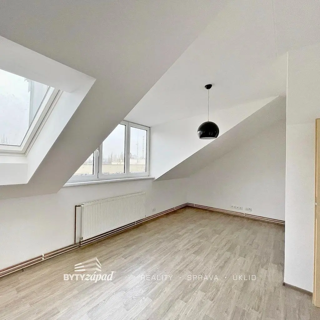 Çocuk odası; ahşap zemin, doğal ışık