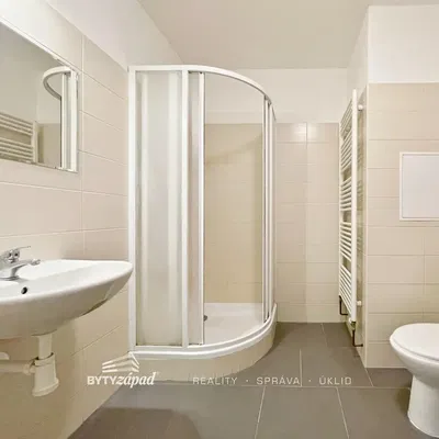 Banyo; fayans zemin, doğal ışık, tadilatlı