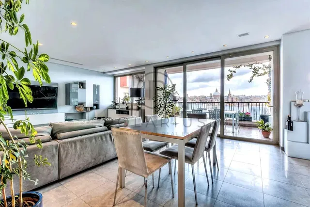 Хол; гледка, плочки, естествена светлина, модерен стил